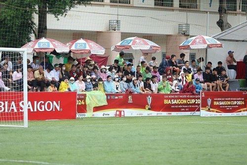 Khán giả Tây Nguyên đội mưa xem bóng đá 7 người