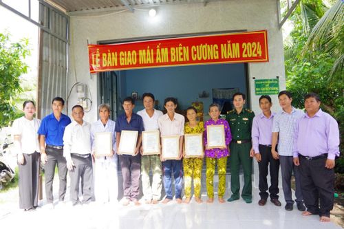 Trao tặng 'Mái ấm biên cương', 'Nhà đồng đội' cho người nghèo, gia đình quân nhân có hoàn cảnh khó khăn