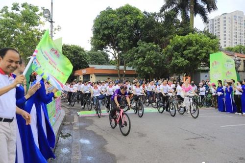 7.000 người tham gia đạp xe hưởng ứng Hành trình xanh 'Sắc sen Tây Hồ'