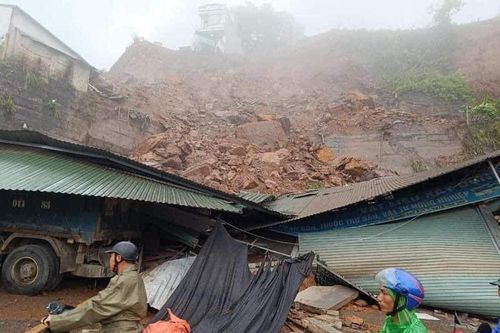 Đất đá sạt lở đè sập nhà dân ở Hà Giang