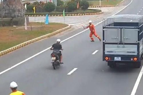 Xe máy vượt chốt, lao vào hầm Hải Vân