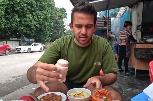 Khách Tây mê món bún đặc biệt ở Ninh Bình, gọi thêm để ăn 'cho bõ thèm'