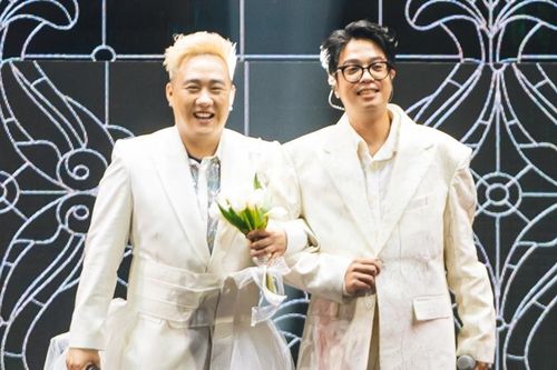 Bùi Anh Tuấn và Trung Quân idol cưới giả trên sân khấu