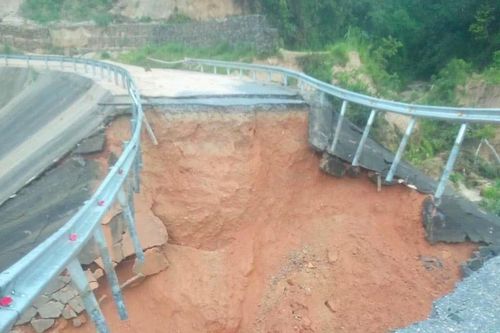 Nhiều tuyến đường ở Hà Giang bị đứt gãy, hư hỏng do mưa lớn