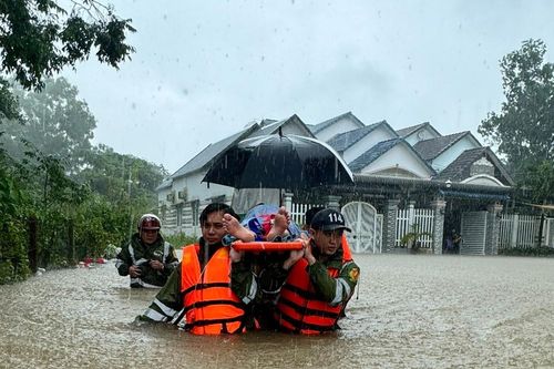 Bộ đội, Công an ứng cứu, sơ tán dân trong mưa lớn gây ngập ở Phú Quốc
