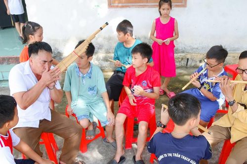 Nhiều nghệ nhân vùng cao Nghệ An truyền dạy nhạc cụ dân tộc miễn phí cho trẻ em