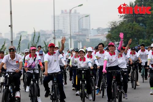 7.000 người tham dự Ngày hội đạp xe Hành trình xanh 'Sắc sen Tây Hồ'
