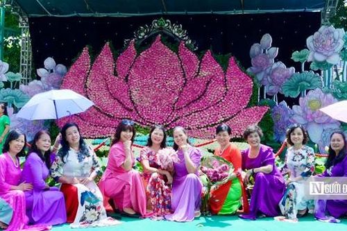 Ấn tượng bức tranh khổng lồ kết từ 10.000 bông hoa sen