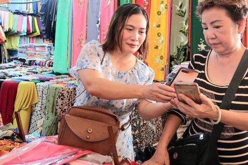 Nữ tiểu thương TPHCM ứng dụng công nghệ để thúc đẩy kinh doanh