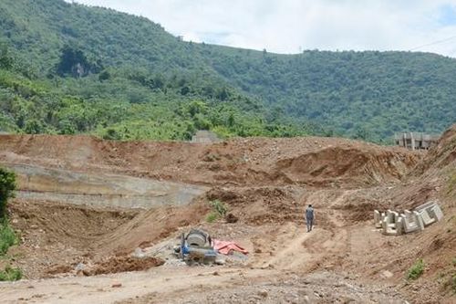 Gần 2 năm sau trận lũ quét, người dân vẫn 'mắc kẹt' bên suối - Bài cuối: Dự án 'khẩn cấp' chưa hẹn ngày về đích