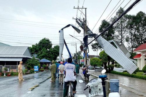 Mưa giông ảnh hưởng 3 căn nhà ở huyện An Phú