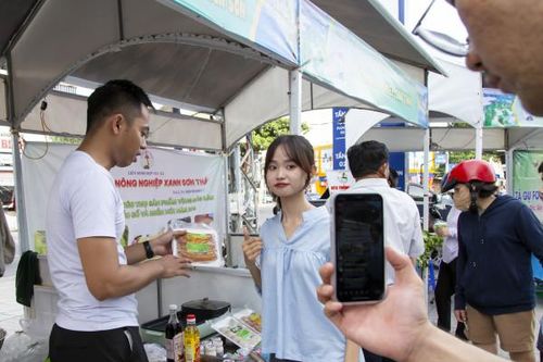 Đưa nông sản 'lên sóng'
