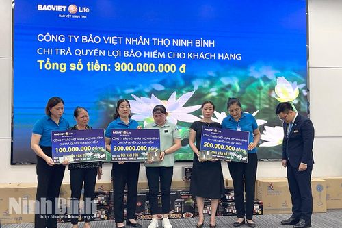 Bảo Việt Nhân thọ Ninh Bình chi trả 900 triệu đồng cho 3 khách hàng tham gia bảo hiểm