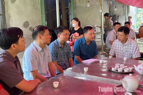 Phó Chủ tịch UBND tỉnh Nguyễn Thế Giang thăm hỏi, chia buồn với gia đình có người tử vong trong vụ xe khách bị vùi lấp tại Hà Giang