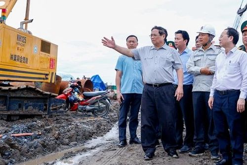 Thủ tướng: Không để Ban Quản lý dự án, nhà thầu, kỹ sư, công nhân 'cô đơn' trên công trường