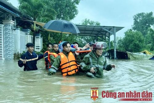 Công an TP Phú Quốc giúp người dân trong mưa lớn, ngập sâu