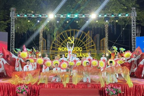 Liên hoan văn nghệ chào mừng kỷ niệm 95 năm Ngày thành lập Công đoàn Việt Nam tại phố đi bộ Kim Đồng