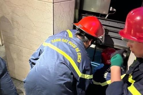 TPHCM: Cứu 9 người bị kẹt trong thang máy tại nhà hàng Kpub