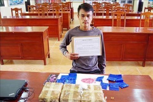 Bắt người nước ngoài vận chuyển 18.000 viên ma túy qua biên giới