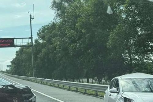 2 ô tô đâm nhau trên cao tốc Hà Nội - Hải Phòng do nổ lốp