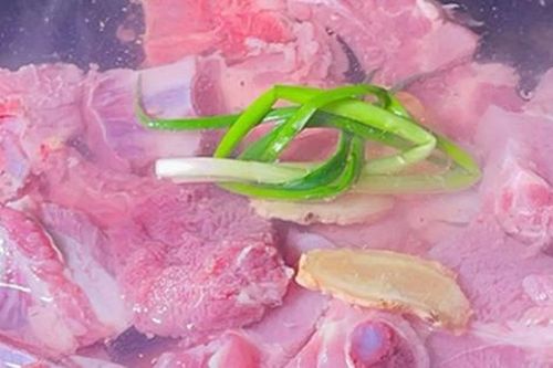Chần sườn heo xong vẫn có mùi hôi do đâu?