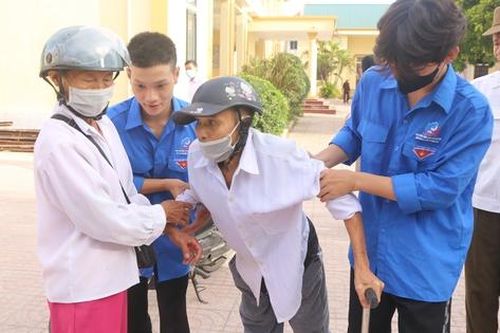 Người dân phấn khởi tham gia chương trình khám, cấp thuốc miễn phí do Báo Sức khỏe và Đời sống tổ chức
