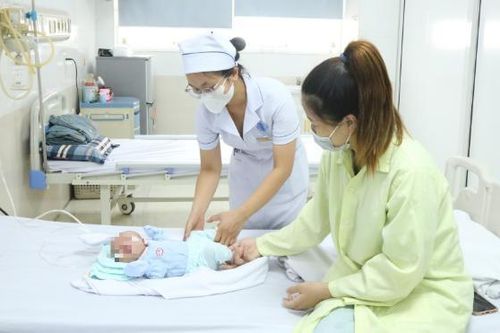 Nữ điều dưỡng cứu trẻ sặc sữa trên taxi: Cha mẹ cần học cách xử lý khi con bị sặc sữa