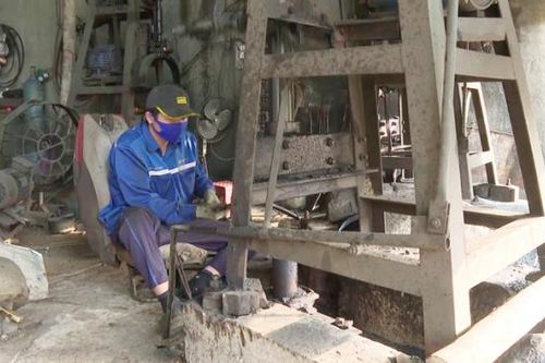 Đỏ lửa làng rèn cả trăm năm