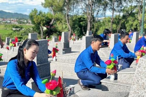 Tuổi trẻ Hà Tĩnh dâng hơn 7.500 đóa sen hồng lên các phần mộ liệt sỹ