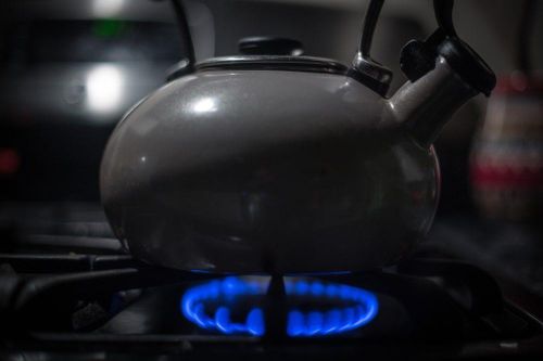 Loại bỏ đến 90% hạt vi nhựa khi đun sôi nước lọc