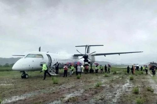 Máy bay chở 57 người bị trượt khỏi đường băng khi hạ cánh ở Philippines