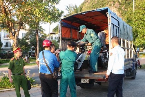 Hạ Long: Ra quân xử lý tình trạng người dân vượt rào ra bãi tắm tự phát