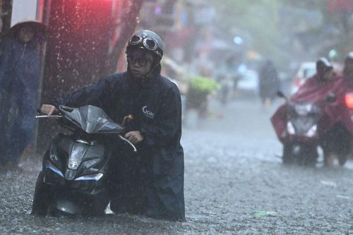 Hà Nội ba ngày tới mưa lớn liên tiếp, nguy cơ giông lốc và ngập úng