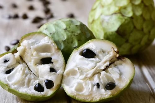 Bé gái 14 tháng tuổi nguy kịch vì hạt mãng cầu