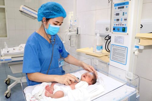 Cứu bé sơ sinh bị bỏ rơi, giòi bu kín cơ thể