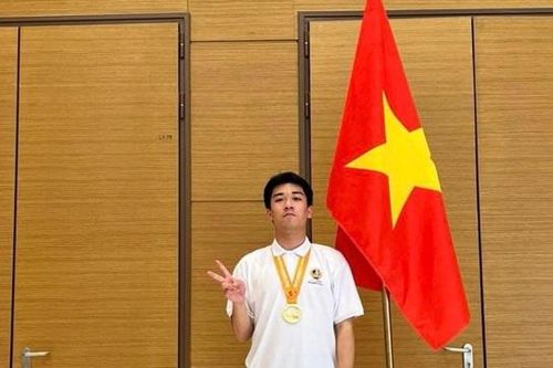 Nam sinh Hà Nội hạnh phúc với tấm Huy chương Vàng Sinh học quốc tế 2024