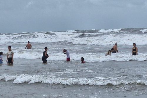 Hà Tĩnh: du khách tắm biển, hiểm nguy rình rập