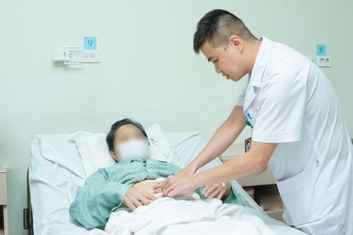 Thói quen ngậm tăm khiến người phụ nữ thủng đại tràng