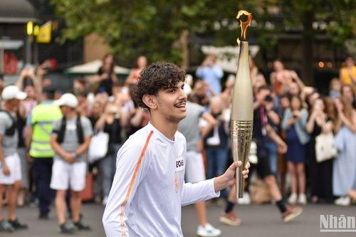 Ngọn đuốc Olympic hâm nóng thủ đô Paris trước thềm khai mạc