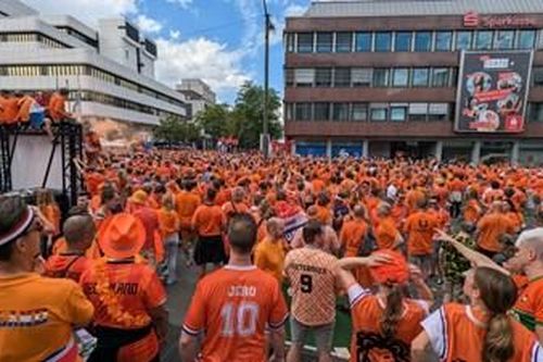 Đường tới Berlin: Cổ động viên cũng là người chiến thắng