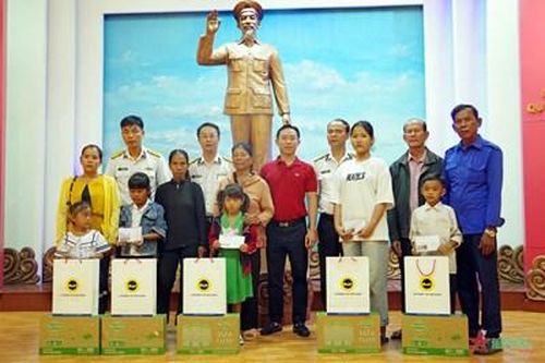 Lữ đoàn 125 thực hiện tốt hoạt động 'Hải quân nhận đỡ đầu con ngư dân'