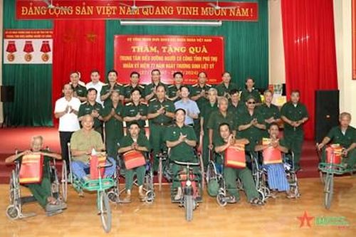 Thượng tướng Phùng Sĩ Tấn thăm, tặng quà Trung tâm Điều dưỡng người có công tỉnh Phú Thọ