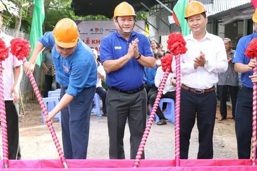 Sinh viên tình nguyện TPHCM xây cầu Trang Văn Học tại Đồng Tháp