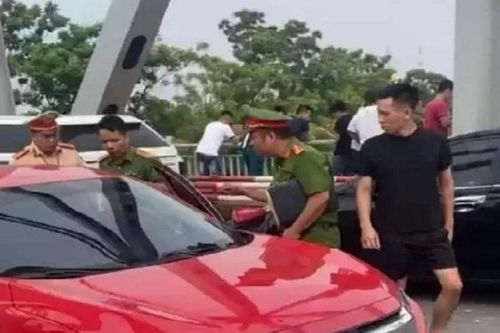 Tìm thấy thi thể người đàn ông để ô tô trên cầu rồi nhảy xuống sông ở Phú Thọ