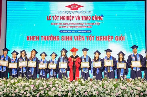Hơn 1.500 sinh viên Trường ĐH Quốc tế Hồng Bàng nhận bằng tốt nghiệp