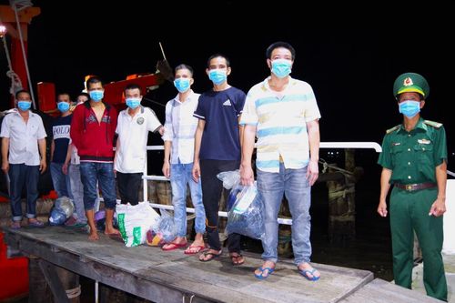 Đồn Biên phòng Sông Đốc tiếp nhận 11 thuyền viên bị lực lượng chức năng Campuchia bắt giữ trả về