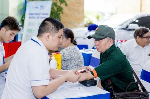 MB Ageas Life thăm khám sức khỏe và tặng quà cho người có công phường Cát Linh