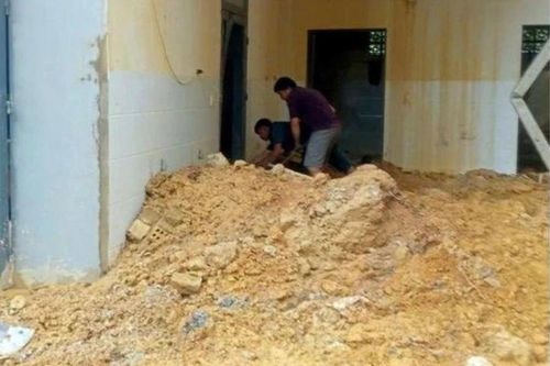 Sạt lở trong đêm, đất đá tràn sập tường một gia đình ở Bình Phước