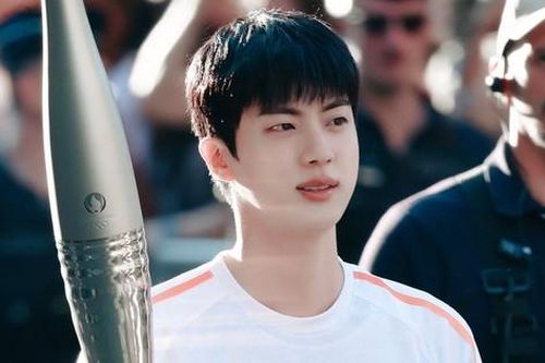 Jin (BTS) rước đuốc tại Thế vận hội Paris 2024