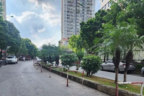 Ngang nhiên dựng chướng ngại vật, chiếm lòng đường để 'giữ chỗ' trông ô tô